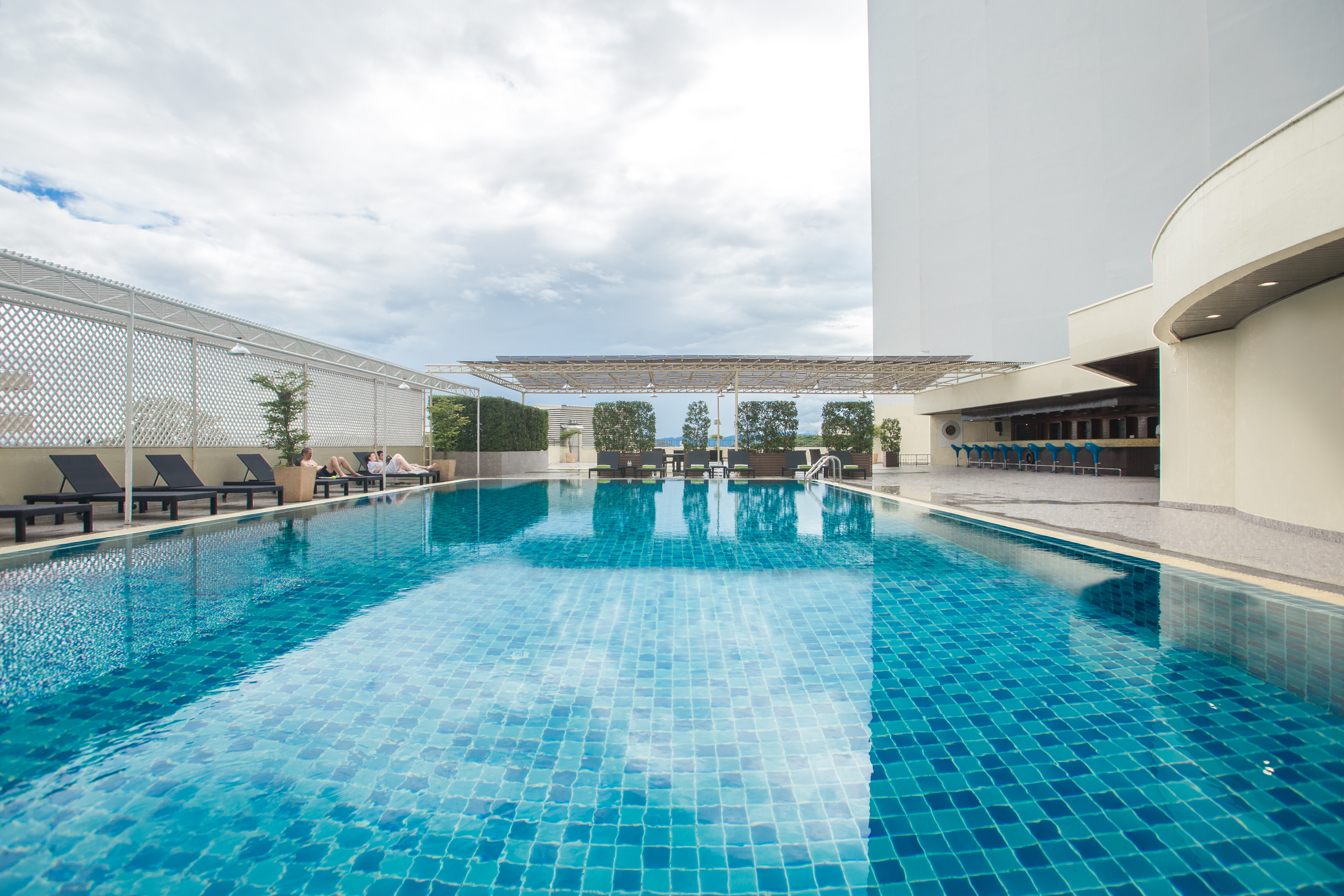 holiday-inn-poolside.jpg
